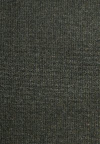 Tamna tkanina s rebrastom teksturom, koja sadrži spoj sivo-zelenih nijansi. Ima suptilne fleke svjetlijih boja raspršene po cijeloj površini.
