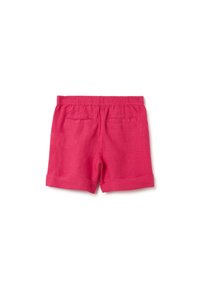 Bermudas de lino rosa con una cinturilla elástica, que cuentan con bolsillos traseros y dobladillos enrollados. La textura es ligera y transpirable.