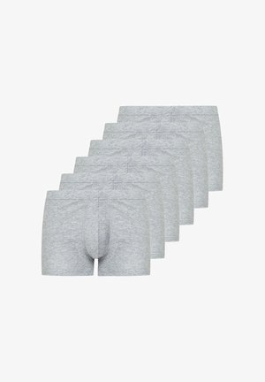 Sette paia di boxer da uomo grigi semplici, impilati in modo sfalsato su uno sfondo bianco.