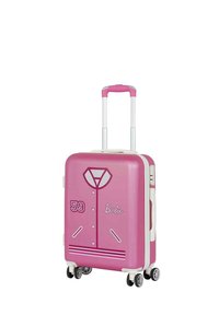 Maleta rígida rosa con forma de camisa, presenta acentos blancos, un mango retráctil, cuatro ruedas y la palabra "Barbie" con el número 59.