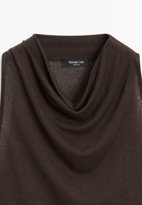 Halenka bez rukávů s límcem, tmavě hnědá, vyrobená z měkké, texturované tkaniny. Na etiketě je nápis "Massimo Dutti."
