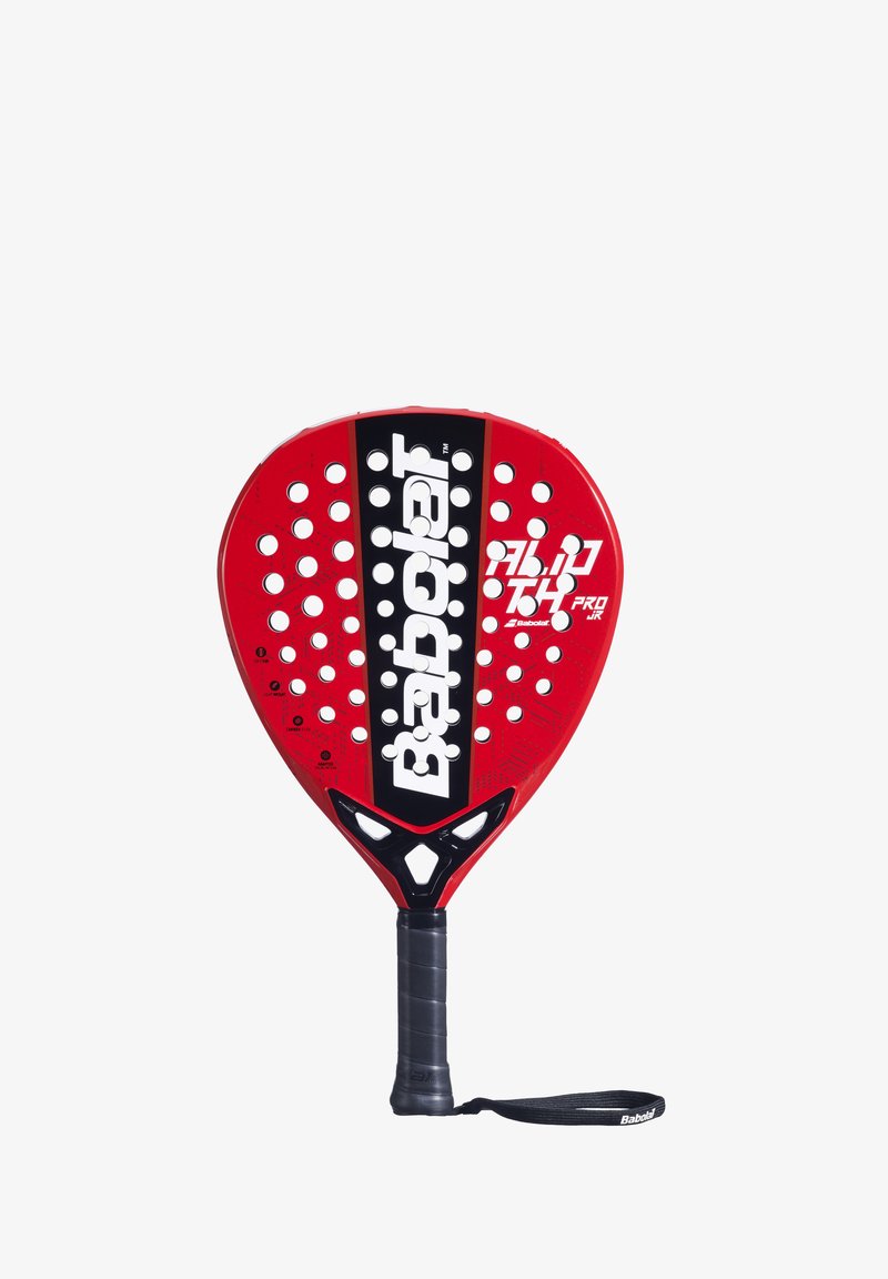 Rød padelracket med en perforeret overflade, sorte accenter og et struktureret greb. Har et håndledsstrop for sikker håndtering. Letvægtsdesign.