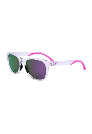 Occhiali da sole con montatura trasparente, lenti verdi e accenti rosa sulle aste e sui ganci per le orecchie, inclinati su sfondo bianco.