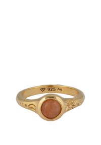 Aranyozott ezüst gyűrű, középen egy kerek narancsszínű kővel, virágmintás gravírozással és texturált szalaggal díszítve.
