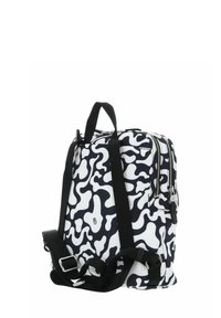 Sac à dos à motifs camouflage noir et blanc fabriqué en matériau durable. Il présente deux fermetures éclair, des bretelles réglables et une poignée supérieure pour le transport.