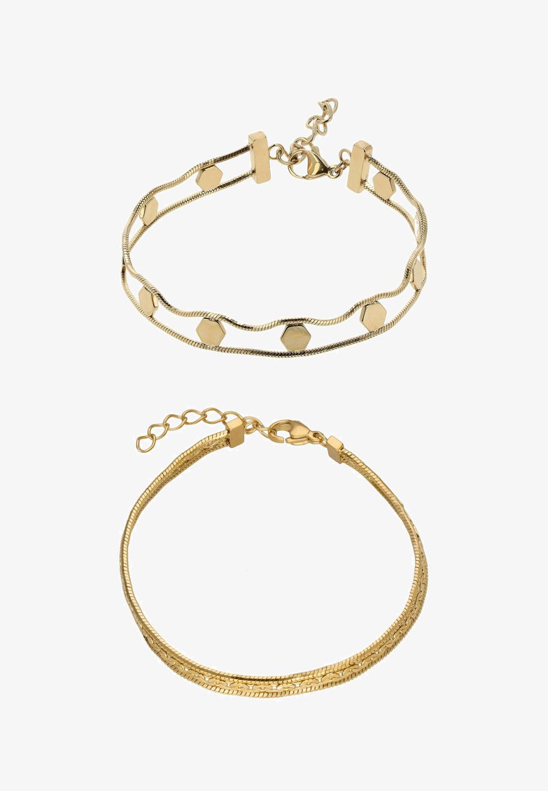Twee gouden armbanden: een met hexagonale accenten op een golvende ketting, en de andere is glad en flexibel met een sluiting en een verlengketting.