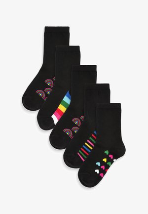 Set di cinque calze nere; una presenta motivi multicolori a forma di arcobaleno, mentre le altre hanno strisce e cuori in colori vivaci su sfondo nero.
