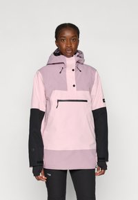 Roosa ja must veekindel jakk, millel on kapuuts, ees lukuga tasku ja reguleeritavad mansetid. Sile tekstuur kontrastsete varrukate ja äärisega.