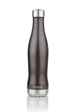 Botella de agua aislada de metal oscuro con tapa y base de rosca plateadas, con la marca "GLACIAL" cerca de la parte inferior.
