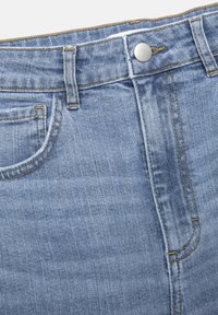 Ljust blå denimjeans med en standard midja och en metallknapp, kontrasterande sömmar och en klassisk femfickdesign.