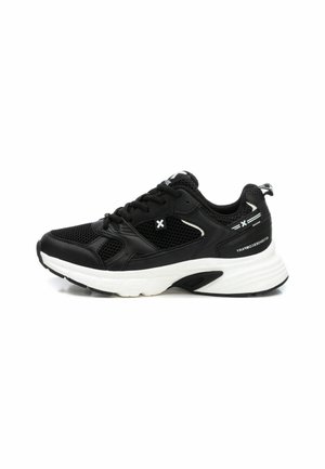 Zapatillas negras con parte superior de malla y sintética, mediasuela blanca, puntera redonda, diseño de cordones, con acentuaciones de logotipos y paneles texturizados.