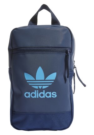 Mørkeblå Adidas-pung med lynlåslomme foran og lysblåt trefoil-logo og tekst samt et vævet øverste håndtag.