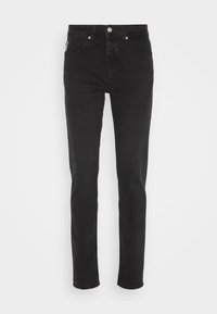 Jeans slim fit negros con cinco bolsillos, cierre de botón y pasadores para cinturón, exhibidos sobre un fondo blanco liso.