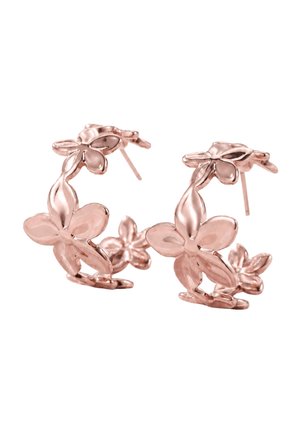 Oorbellen van roségoudkleurig metaal in de vorm van drie verbonden bloemen met stekers voor doorboorde oren op een witte achtergrond.