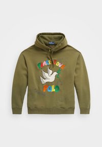 Olivgrön hoodie med en vit duva-illustration och texten "FRID", "KÄRLEK" och "POLO" i färgglada bokstäver. Inkluderar texten "Jämlikhet för alla".