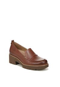 Bruine leren instapschoen met een ronde neus, een lage chunky hak en een gestikte naaddetail. Textuurgeviseerde plateauzool met een rubberen afwerking.