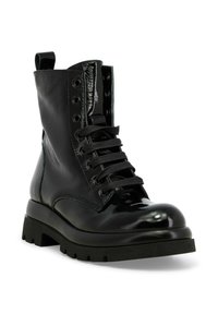 Stivaletto in pelle nera con finitura lucida, design con lacci, suola in gomma spessa e un'anello sul retro per facilitare l'indossamento.