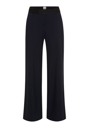 Zwarte broek met wijde pijpen, elastische tailleband, rechte snit en gladde stof, weergegeven op een witte achtergrond.