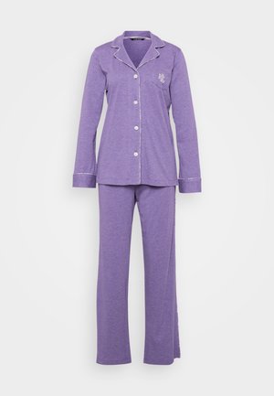 Pigiama con parte superiore a maniche lunghe di un morbido colore viola, bottonato, con rifiniture bianche e pantaloni larghi coordinati, dotato di un piccolo ricamo su taschino.