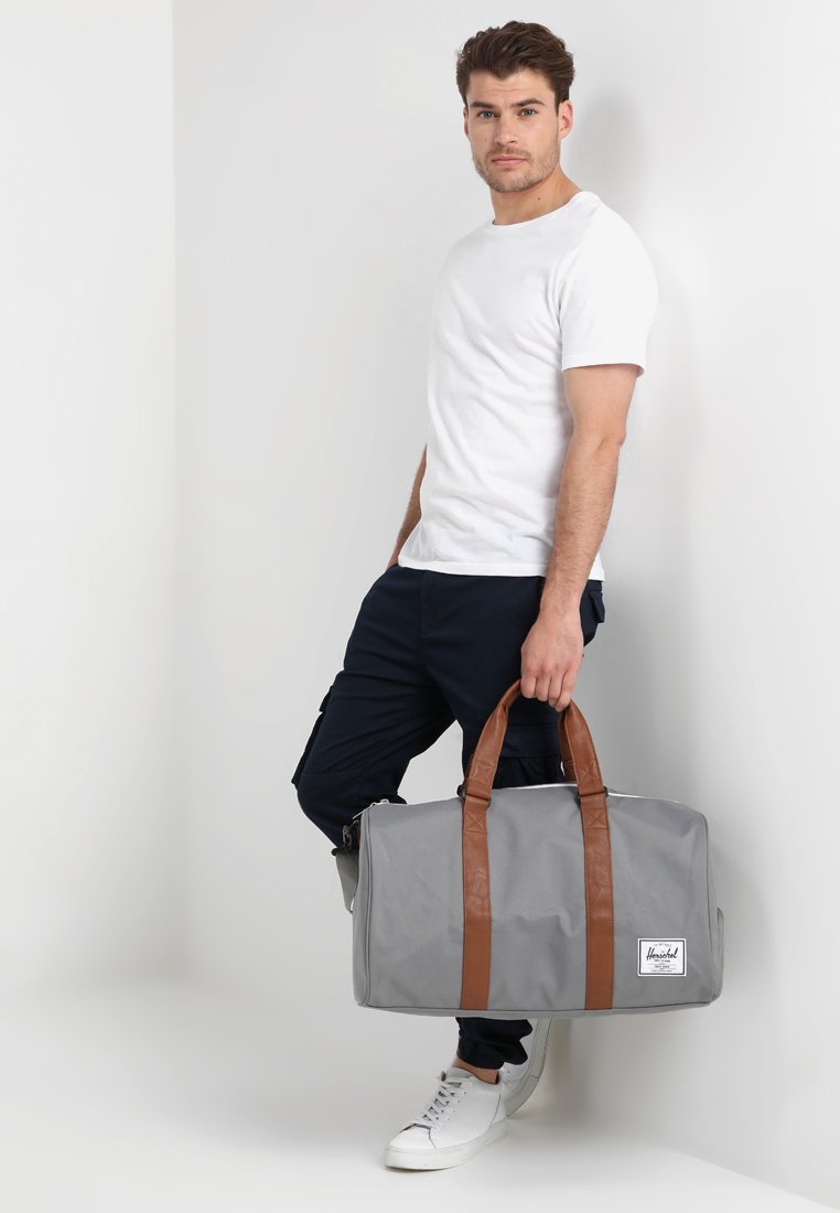 Bolsa de Viaje Herschel Supply Co. X Independent Sutton Carryall Multi  Cross Black