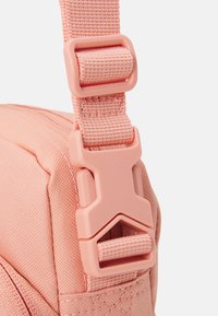 Nike Sportswear HERITAGE CROSSBODY UNISEX - Soma ar siksnu pāri ķermenim - light madder root