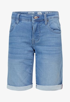 T-shirt a V in navy con testo dorato, pantaloncini di denim azzurro arrotolati e sandali blu con due cinturini. Design semplice e casual.