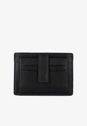 Zwarte leren kaarthouder met blauwe stiksels, voorzien van drie sleuven voor kaarten, een centrale tab en gekleurde branding aan de onderkant.