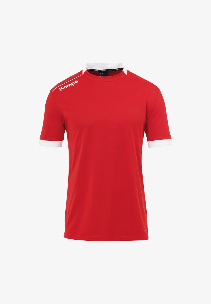 Rode sporttrui met korte mouwen, witte accenten op de kraag en de mouwen, gemaakt van gladde stof. Het logo "Kempa" is op de schouder gedrukt.