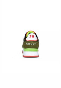 Sneaker verde in suede con un tallone bianco decorato con il numero rosso "19" e il logo "REPLAY". Suola intermedia bianca con accenti rossi. Fodera interna verde brillante.