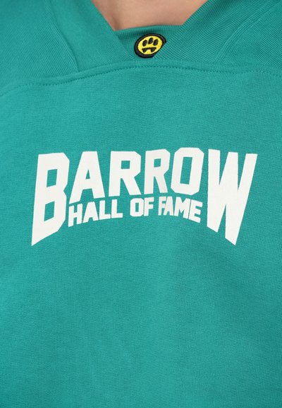 Felpa color teal con la scritta bianca "BARROW HALL OF FAME" in diverse dimensioni di carattere. Collo rotondo con un accento di smiley giallo al colletto.