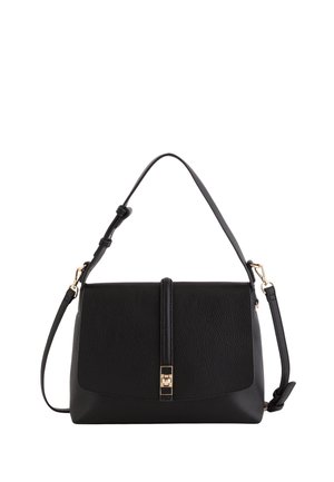 Sac à main en cuir noir texturé avec rabat supérieur, fermoir doré, bandoulière réglable et poignée courte.