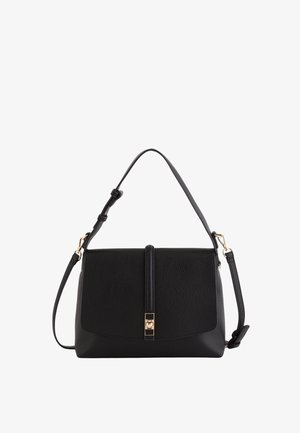 Sac à main en cuir noir texturé avec rabat supérieur, fermoir doré, bandoulière réglable et poignée courte.