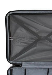 Šedá cestovní taška uvnitř má síťovou zipovou kapsu, texturovanou tkaninu a více přihrádek pro organizované uložení.