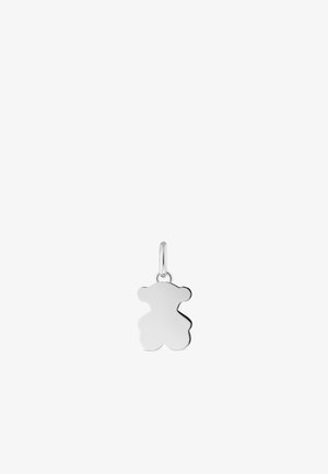 Pendentif en argent en forme d'ours avec une finition polie, présentant un design simple et une petite boucle pour attache.