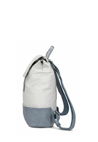 Sac à dos gris clair avec un fond texturé bleu, des bretelles réglables et une fermeture à rabat. Matériau lisse avec un léger éclat. Ouverture supérieure zippée.