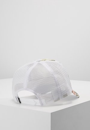 Witte mesh truckerpet met verstelbare snapback en gebogen klep met bloemenpatroon, tentoongesteld op een wit voetstuk tegen een grijze achtergrond.