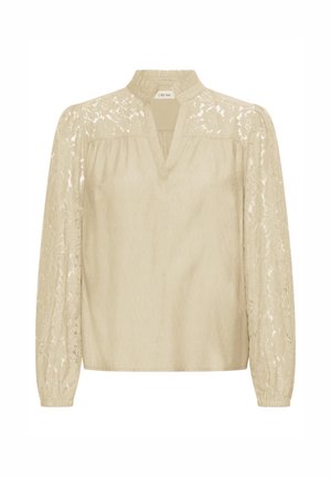 Bluza bej cu decolteu în V, guler adunat și mâneci lungi din dantelă. Materialul principal are un finisaj texturat, contrastând cu detaliile din dantelă.