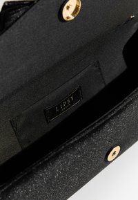 Melna rokassoma ar mirdzošu faktūru, zelta aizdari ar sprādzi un iekšpusē "LIPSY" etiķeti. Gluda auduma ar elegantu dizainu.