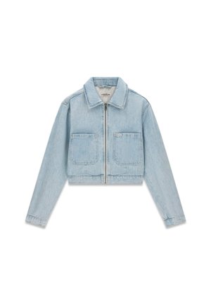 Veste courte en jean bleu clair avec manches longues, fermeture éclair à l’avant, deux grandes poches avant et un col.