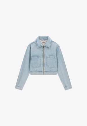 Veste courte en jean bleu clair avec manches longues, fermeture éclair à l’avant, deux grandes poches avant et un col.