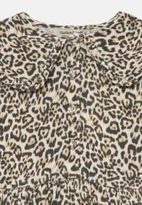 Vestido de print de leopardo con cuello redondo, cierre de botones y cintura fruncida. La textura de la tela parece suave y ligera.