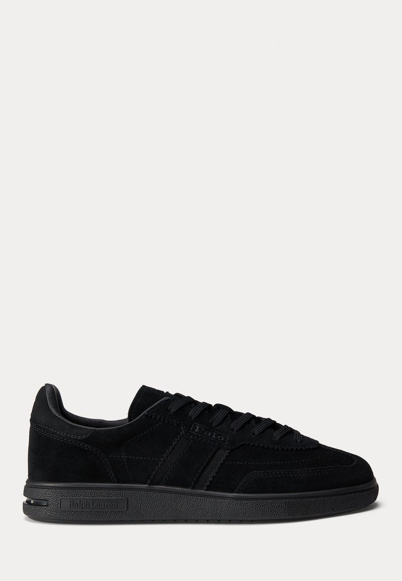 Sneaker in suede nero con suola piatta in gomma, dotate di pannelli testurizzati, design con lacci e un logo discreto sul lato.