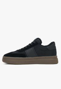 Czarne sneakersy wykonane z mieszanki materiałów: zamszu i gładkiej skóry. mają teksturowaną gumową podeszwę i sznurowane zapięcie z wyściełanym kołnierzem.