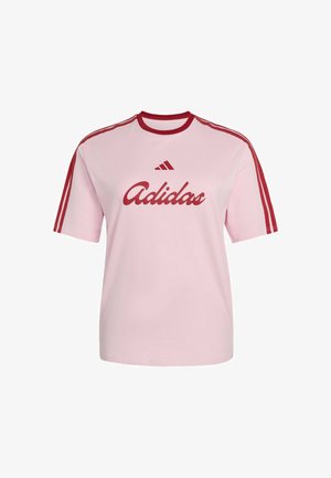 Lyserød Adidas T-shirt med rød krave, tre røde striber på ærmerne og rødt Adidas-logo og skrift foran.