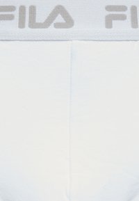 Boxeri din bumbac alb cu un brâu elastic moale de culoare gri, pe care este prezentat logo-ul FILA. Materialul este neted, cu o formă rectangulară standard.