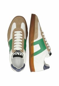 Sneakers bianchi con accenti in suede verde, sovrapposizioni in suede marrone, suola in gomma testurizzata e lacci bianchi. Marchio visibile sulla linguetta.