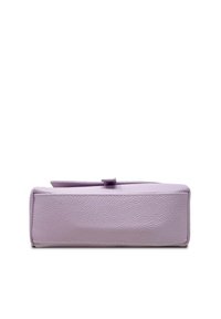 Borsa rettangolare in pelle lavanda con superficie texturizzata, fondo piatto, chiusura a linguetta piccola e cuciture pulite lungo i bordi.