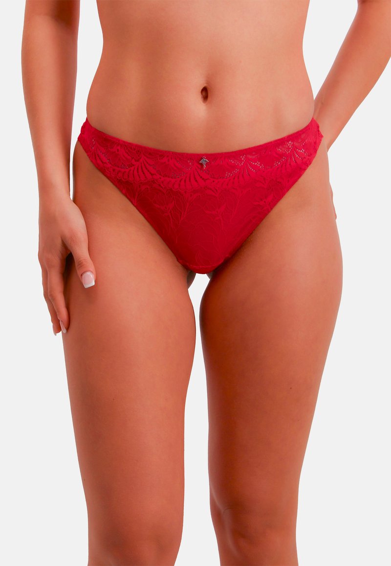 Sous-vêtements bikini en dentelle rouge avec un motif floral, une texture douce, une coupe taille basse et un petit accent décoratif au centre avant.