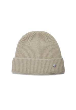 Beige gebreide beanie met een geribbeld patroon, omgeslagen rand en een metalen logo accent. Gemaakt van zachte wol.