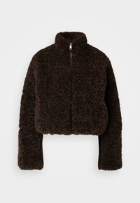 Jachetă din fleece maro, tăiată, cu guler înalt și închidere cu fermoar. Material texturat, moale; prezintă mâneci largi și o siluetă pătrată.